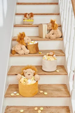 Leon Man Castanho><noscript><img width=